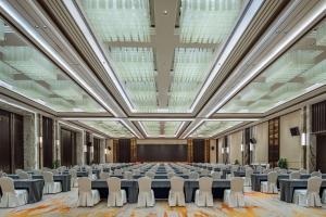 a large room with rows of tables and chairs at Landison Plaza E-Fashion Hotel Hangzhou in Hangzhou +21 photos