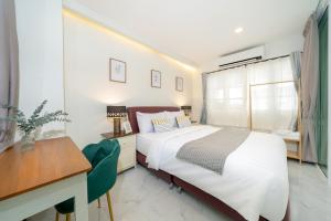 En eller flere senge i et værelse på PoolHaus 3BR at Bangla Patong