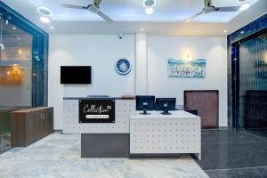 a lobby with a waiting room with two chairs at Collection O Amer Jaipur Formerly Khandaka Villa in Jaipur