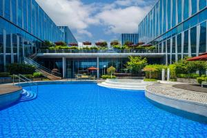 a large swimming pool in front of a building at Landison Plaza E-Fashion Hotel Hangzhou in Hangzhou
