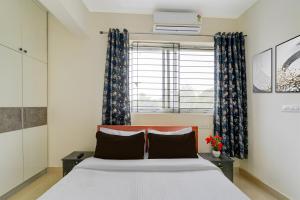 KammasandraにあるCollection O REVA University Rukmini Knowledge Parkの大きなベッドと窓のある寝室 +23枚の写真