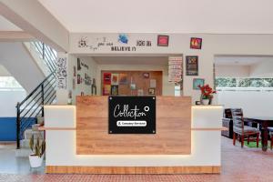 KammasandraにあるCollection O REVA University Rukmini Knowledge Parkの建物内のカウンターのあるレストラン