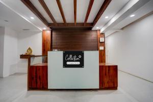 una zona de recepción con nevera en una habitación en Collection O Warje Pune Formerly Choice Guest house, en Yerandwane