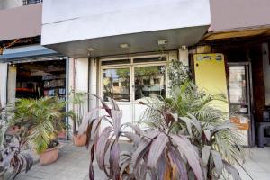 una tienda con macetas fuera de ella en Collection O Warje Pune Formerly Choice Guest house, en Yerandwane