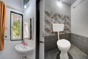 Dos imágenes de un baño con inodoro y lavabo. en Collection O Warje Pune Formerly Choice Guest house, en Yerandwane