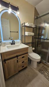 une salle de bains avec lavabo, toilettes et douche dans l'établissement Pocono Mountain Chalet, à Tobyhanna 32 autres photos