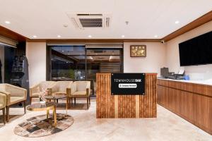 TV a/nebo společenská místnost v ubytování Super Townhouse Oak DLF Newtown Bus Terminal