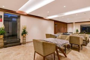 Posezení v ubytování Super Townhouse Oak DLF Newtown Bus Terminal