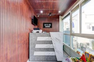 Μια τηλεόραση ή/και κέντρο ψυχαγωγίας στο Hotel O Krishna Riverview Vijayawada Formerly Sikara