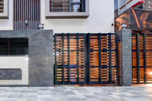 Budova, kde se hotel nachází + 26 fotografií