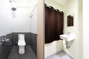 Ένα μπάνιο στο Hotel O Krishna Riverview Vijayawada Formerly Sikara