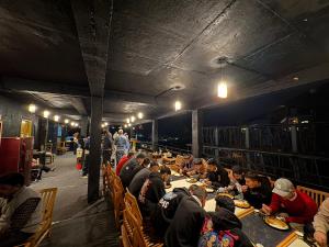 Επισκέπτες που μένουν στο Hotel Suraj Inn ,near Hadimba Devi Temple ! Rooftop Restaurant ! Personal Parking