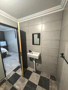 Ένα μπάνιο στο The Good Samaritan 1