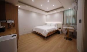 Postel nebo postele na pokoji v ubytování Hey, Jecheon Hotel + 50 fotografií