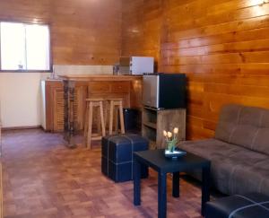a living room with a couch and a bar at Chalet Dominnycos in San Cristóbal de Las Casas
