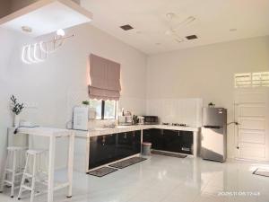 Kuchyň nebo kuchyňský kout v ubytování Rihays Palace Homestay Ketereh + 13 fotografií