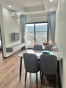 Hòn MộtにあるAsahi Luxstay - Apartment Luxcity Cẩm Phảのテーブルと椅子と大きな窓のあるダイニングルーム +20枚の写真