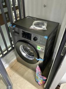 Hòn MộtにあるAsahi Luxstay - Apartment Luxcity Cẩm Phảの洗濯機(室内に開閉可能)