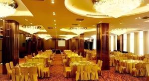 een feestzaal met witte tafels en gele stoelen bij Ramada Plaza by Wyndham Shaowu in Liaojiapai