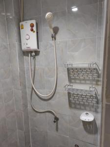 バンタオビーチにあるBangtao Mango Houseのシャワー(ホース付)