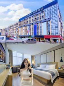 een vrouw die voor een hotelkamer staat bij Echarm Hotel Qianxi High Speed Railway Station in Qianxi +250 foto's