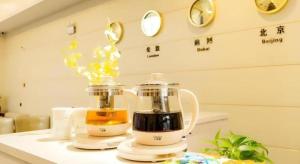 GuoyangにあるGreenTree Inn Express Bozhou Woyang County Huaizhong Avenue Zhonghai Internationalの部屋のテーブルの上に置かれた2つのガラス製ブレンダー