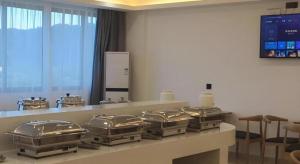 een keuken met pannen op een aanrecht bij Green Tree Inn Huangshan Yi County Xidi Hongcun in Biyang