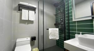 een badkamer met toilet en wastafel bij Green Tree Inn Huangshan Yi County Xidi Hongcun in Biyang +71 foto's