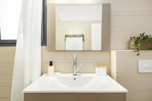 een badkamer met een witte wastafel en een spiegel bij Tranquil Galilee Countryside Retreat by Sea N' Rent in Tefahot +39 foto's