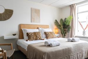 Ένα ή περισσότερα κρεβάτια σε δωμάτιο στο Multi-bedroom Stay, 9 Rooms Near Beach