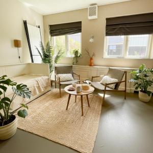 Χώρος καθιστικού στο Multi-bedroom Stay, 9 Rooms Near Beach