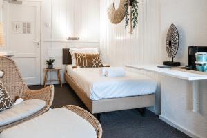 Postel nebo postele na pokoji v ubytování Multi-bedroom Stay, 9 Rooms Near Beach