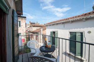 ヴェネツィアにあるSanta Maria Formosaのバルコニーにテーブルと椅子が置かれたバルコニー