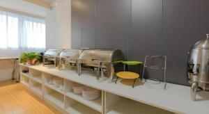 een keuken met een rij borden op een aanrecht bij Shell Hotel Huaibei Jinying Plaza Long Distance Bus Station in Huaibei