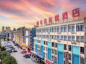 een stad met gebouwen en auto's op straat bij Thank Inn Guizhou Bijie Qianxi County High-Speed Railway Station in Qianxi