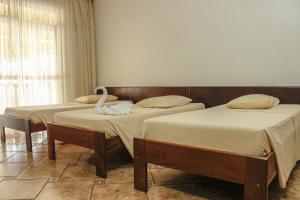Cette chambre comprend 2 lits et une fenêtre. dans l'établissement Cracco Park Hotel, à Curitiba