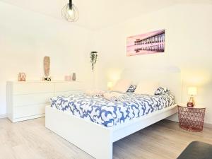 a white bedroom with a bed in a room at Panorama Sun Figueira - 1er ligne Mer in Figueira da Foz