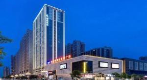 een hoog gebouw in een stad 's nachts bij Lavande Hotel Huizhou Shiwan in Shiwan