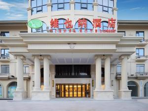 een gebouw met een bord aan de voorgevel bij Vienna Hotel Anhui Xuancheng Langxi in Langxi