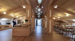 een vrouw die in een grote kamer staat met tafels en stoelen bij Vienna Hotel Anhui Xuancheng Langxi in Langxi