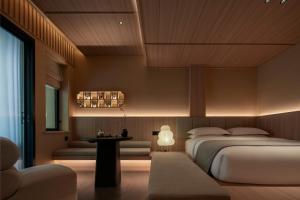 Un dormitorio con una cama, una mesa y un sofá. en Changsha Pushe Minsu, en Changsha