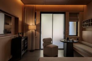 Una sala de estar con una silla y una mesa. en Changsha Pushe Minsu, en Changsha 21 fotos más