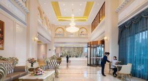 een man en een vrouw die in een lobby staan bij Vienna Hotel Jiangxi Yongxin Shizheng Square in Yongxin +160 foto's