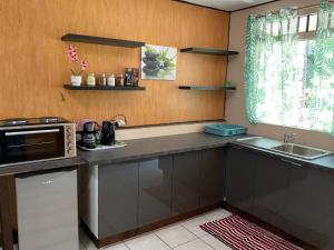 O bucătărie sau chicinetă la Tauraatini house F3 - MOOREA Maatea