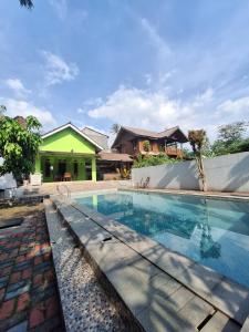 Bazén v ubytování Villa Ainun nebo v jeho okolí