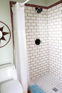 ein Bad mit Dusche, WC und Stern in der Unterkunft Pet Friendly Charming Cottage with Incredible Views and Hot-tub in Rainbow, California in Rainbow + 16 Fotos