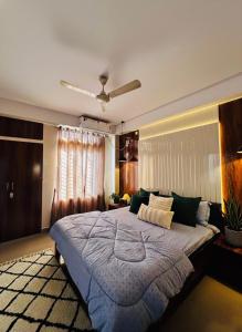 een slaapkamer met een groot bed in een kamer bij PANAH luxe in Guwahati