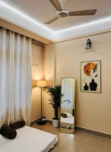 een slaapkamer met een bed en een spiegel bij PANAH luxe in Guwahati +2 foto's