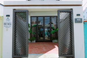 een ingang naar een gebouw met een deur open bij Nha Trong Pho - Moon House in Buon Ma Thuot
