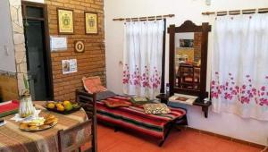 Zimmer mit einem Tisch, einem Bett und einem Spiegel in der Unterkunft Bosque de Ángeles in Buena Vista